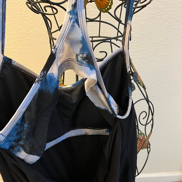 🎉Woman’s Nike open back work out top size XL🎉 - Picture 3 of 5